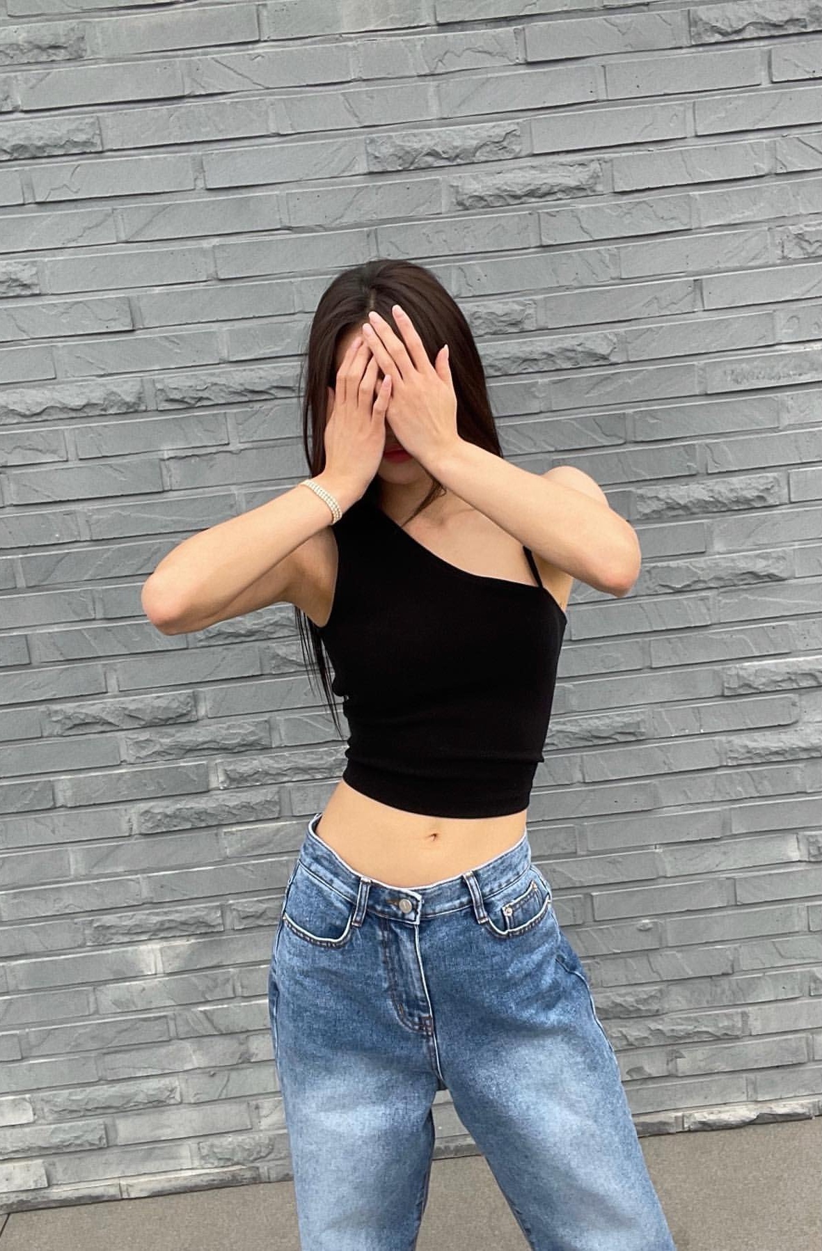 "平坦小腹,蚂蚁腰",韩国女星yooa晒近照秀身材,充满健康活力