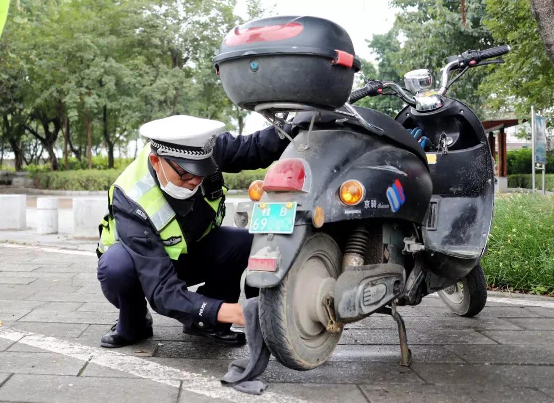 12月两轮、三轮电动车、老年代步车上路，各地交警严查违章行为