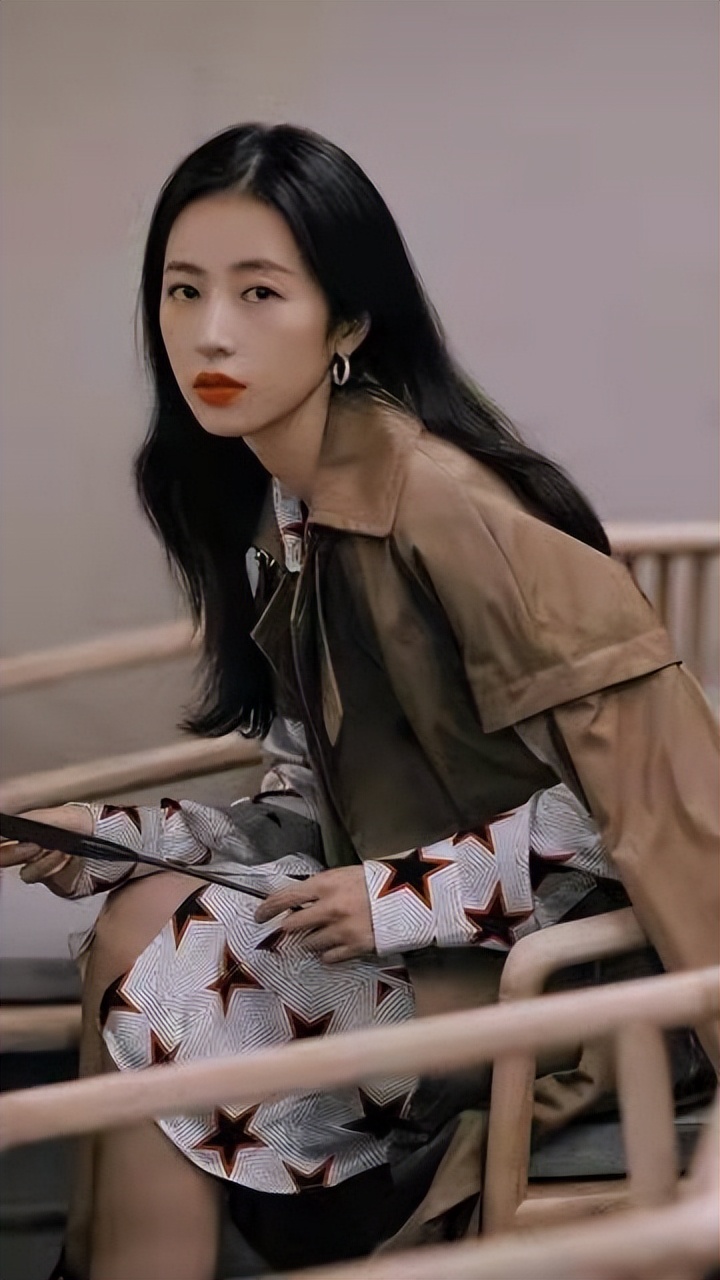 周雨彤：被水枪呲到脱妆，素颜一点都不像27岁的人