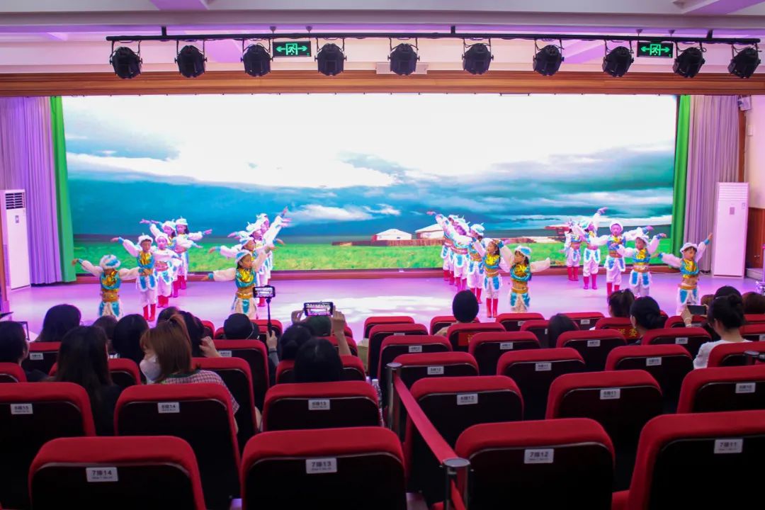 天府新区华阳实验小学举行“童星耀五月·艺术绽花开”群舞比赛