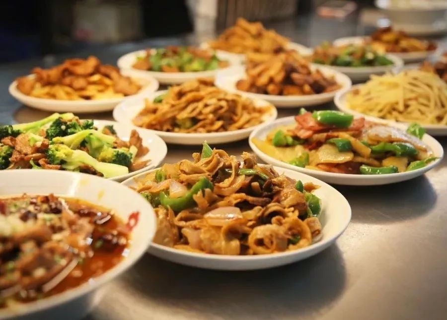 湖北这所大学：5大食堂、高档公寓，吃住条件相当好，出门是地铁