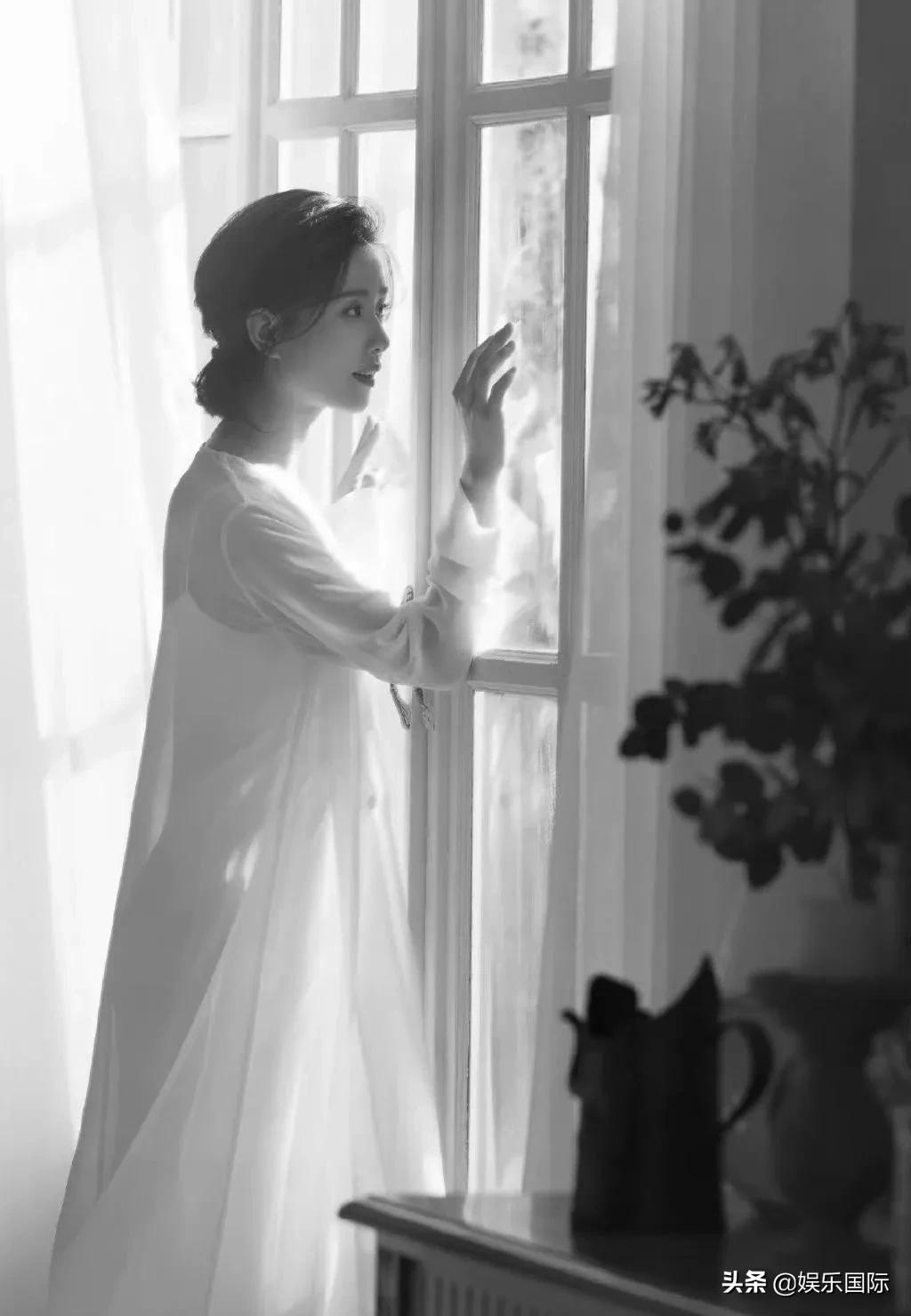 刘诗诗黑白色系花絮照释出 颜值抗打气质好