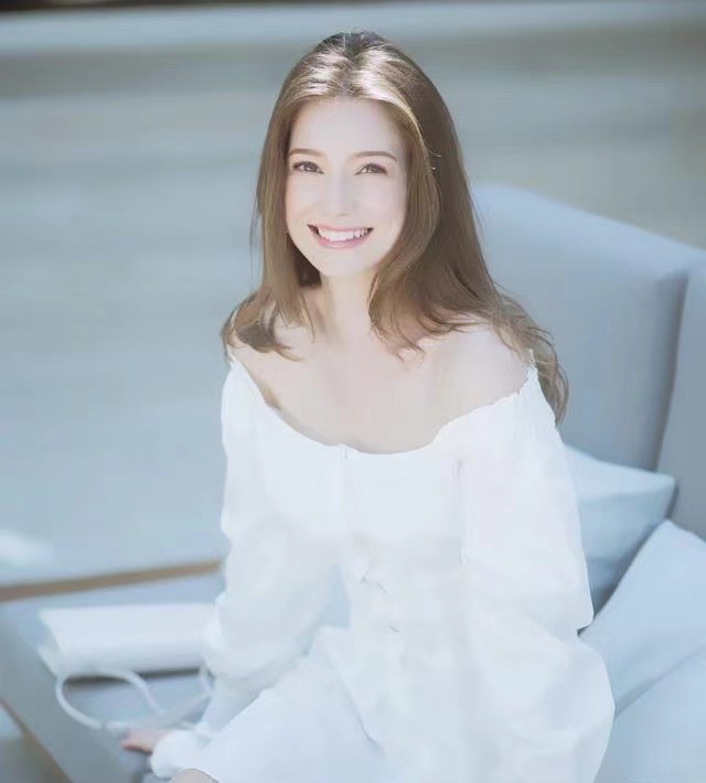 被王思聪悄悄关注的“4国混血模特”，颜值高身材好，衣品没得挑