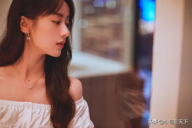 金晨迪丽热巴古力娜扎上演霓虹灯下的极限魅惑，这谁能抵挡得住呀