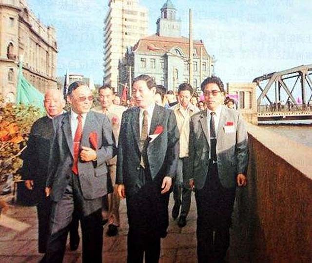 中国入世谈判最后一天，朱镕基说道：龙永图，你不要再递条子了