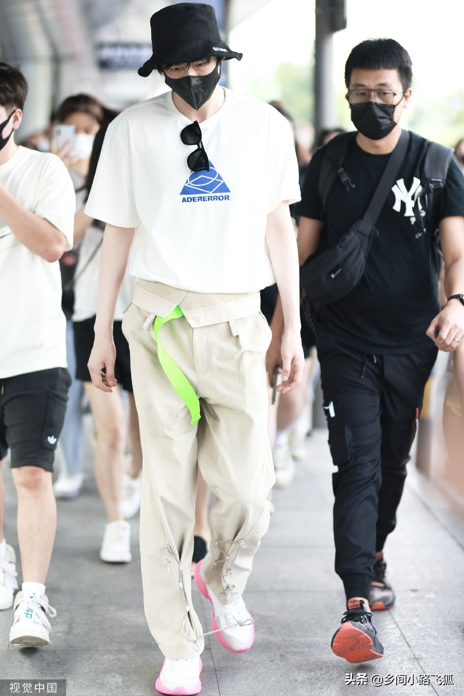 刘宇宁戴渔夫帽抵达机场 穿白T搭工装裤休闲又个性