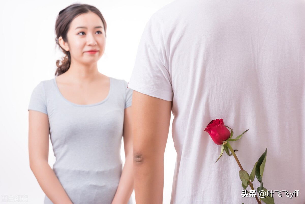 一个女人想跟你产生关系，不会说出来，而是默默去做这三件事