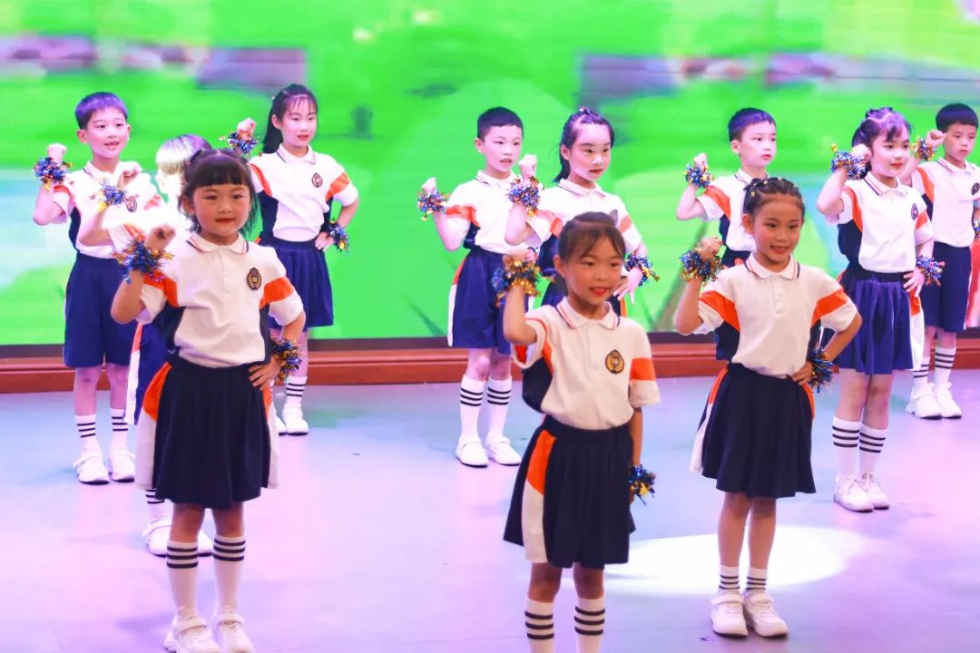 天府新区华阳实验小学举行“童星耀五月·艺术绽花开”群舞比赛