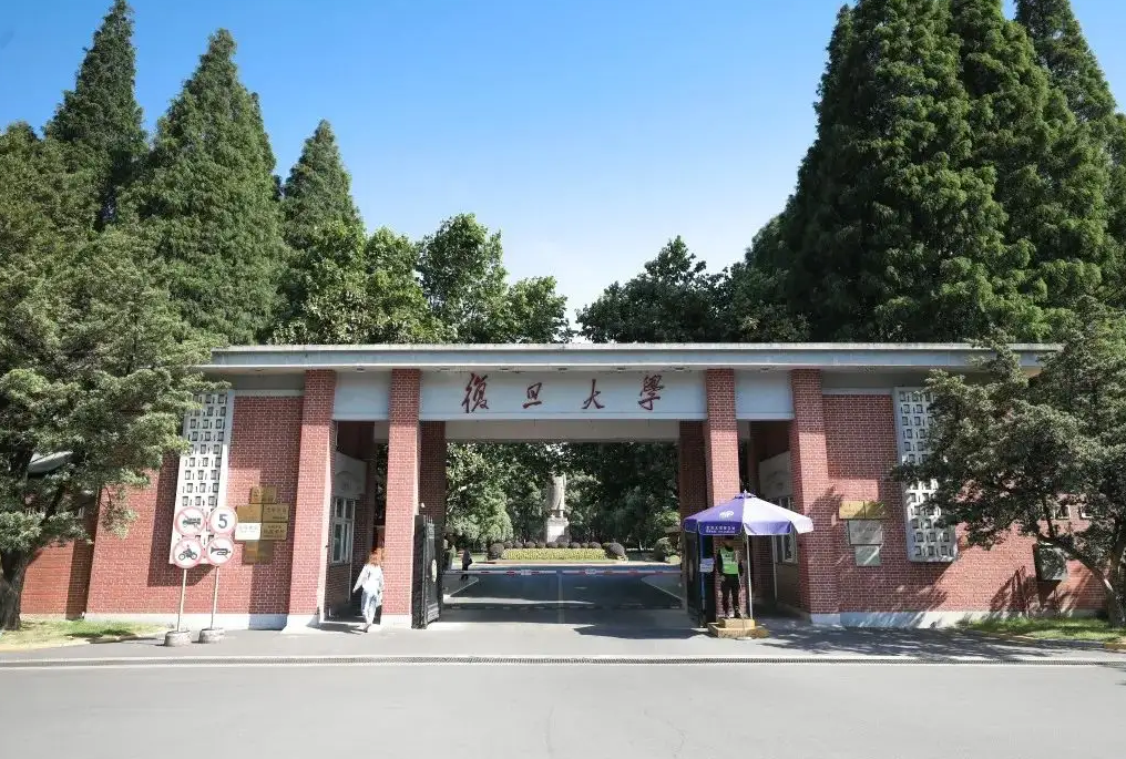 中国“百强大学”排行榜，清华大学不负众望，浙大逆袭进入前三