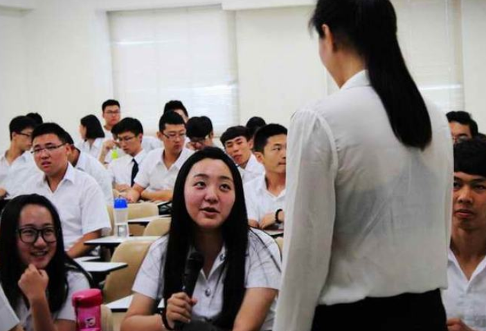 清华教授工资单被曝光，真实薪资引网友热议，感觉被骗得好惨