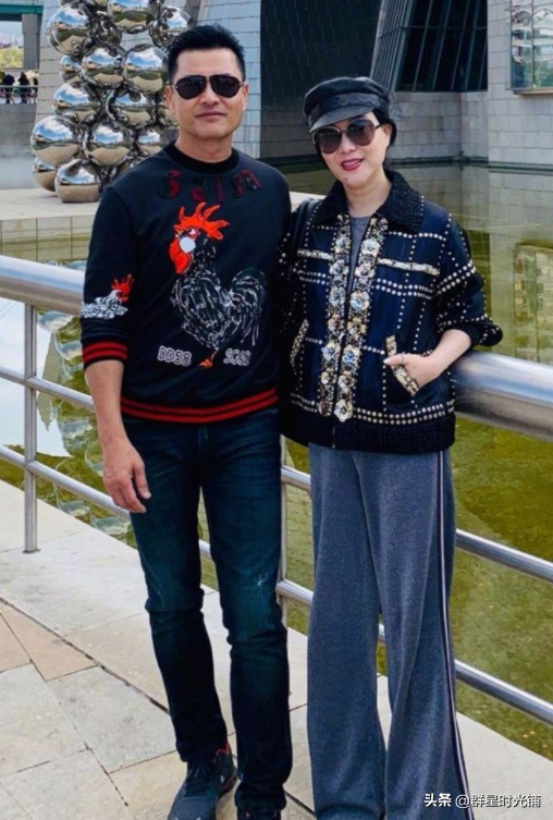 演员吕良伟：离过两次婚，欠债2000万时，三婚娶了一位贵州姑娘