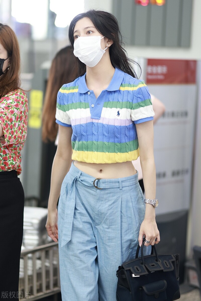 宋妍霏现身北京机场亭亭玉立