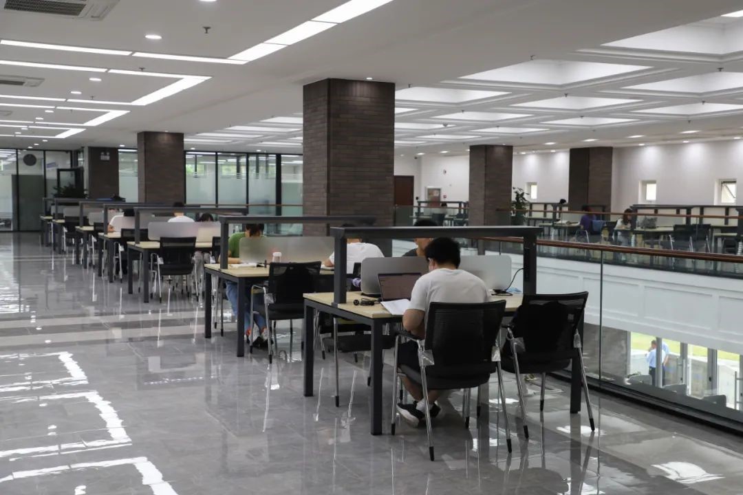 “面朝”大海，坐拥网红咖啡馆！大连一高校“精致生活”曝光，网友：太羡慕！