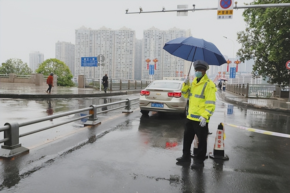 疫情在前，交警不退！新邵抗疫一线的那抹“荧光绿”