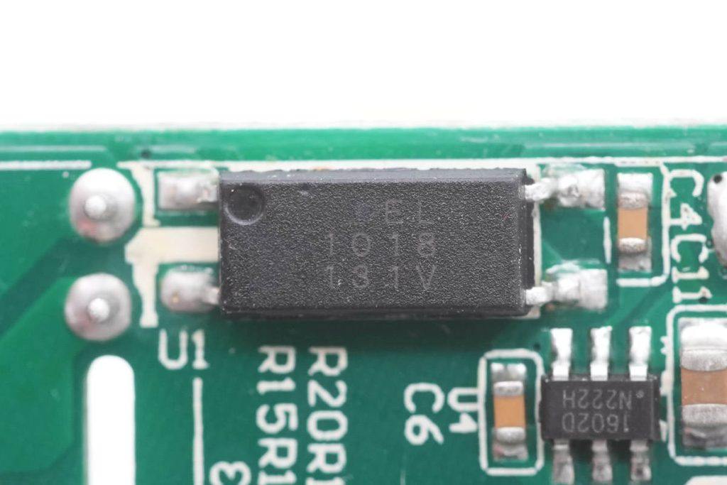 拆一款苹果官方合作品牌30W PD快充充电器，顶配iPhone 13全速充电
