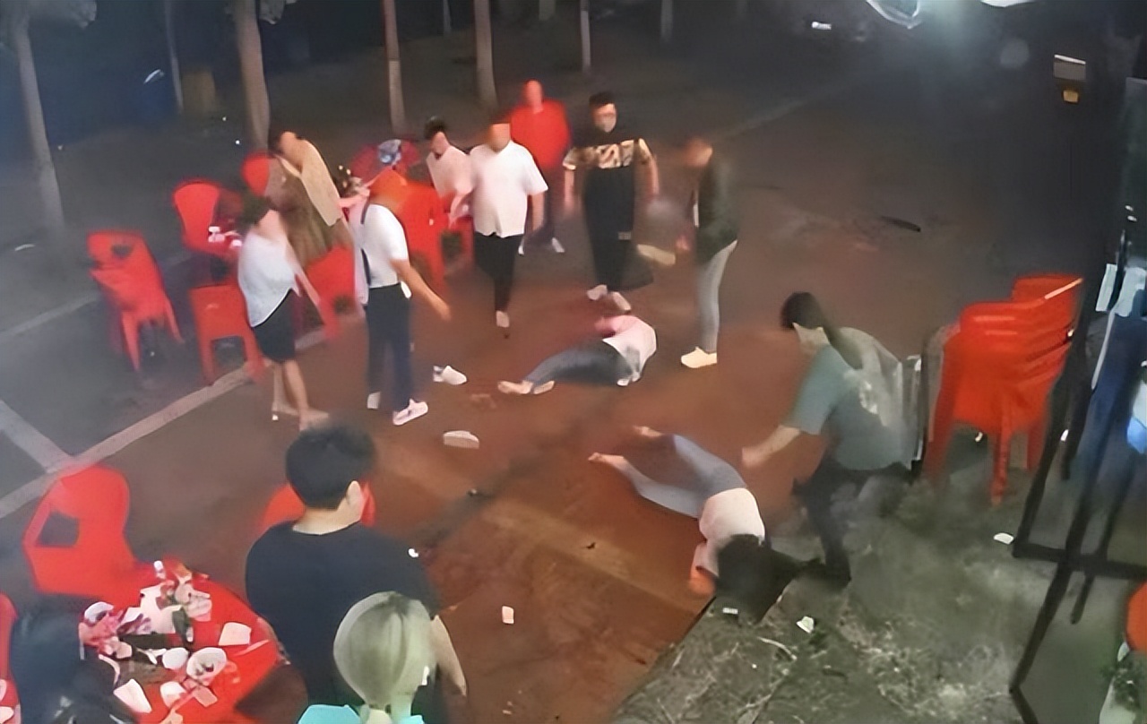 “唐山打人”事件后，一大学生为其辩解，校方处分后认怂道歉