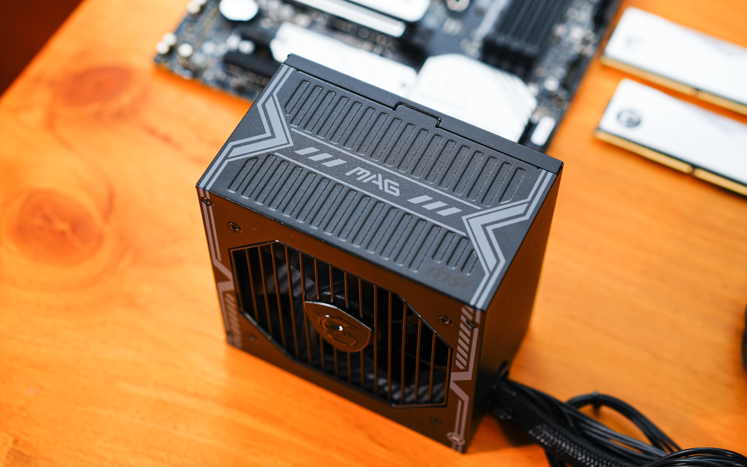 主板自带M.2散热片是鸡肋？看看B660迫击炮+PCIe4.0固态上机实测