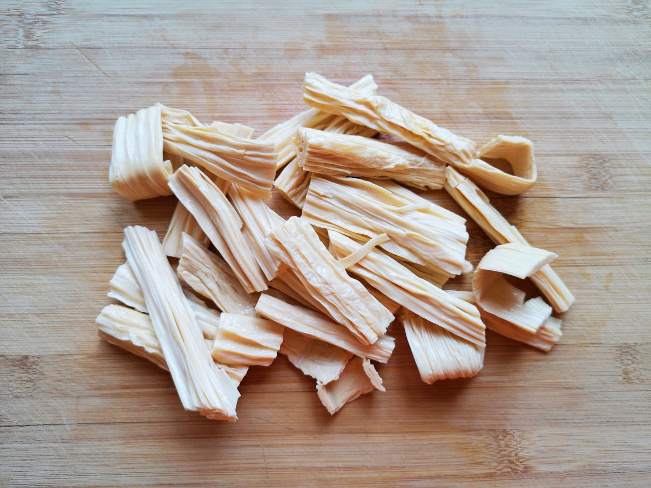 青椒腐竹这样炒，给肉都不换，10分钟就上桌，家人抢着吃