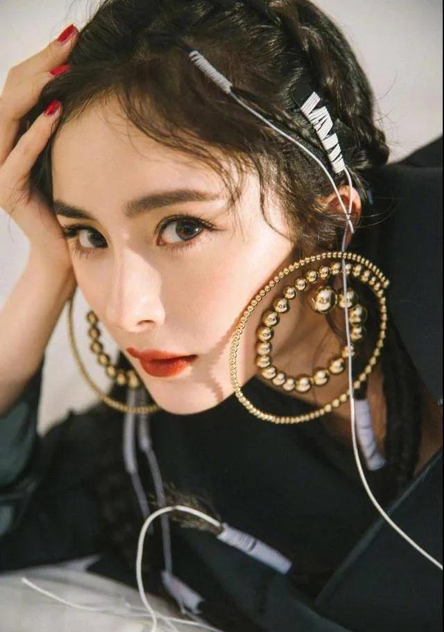 这3位女明星，超爱夸张耳饰，杨幂的烟头耳饰最为古怪