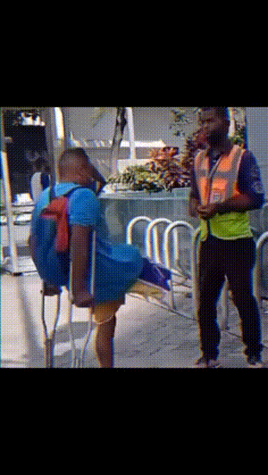 每日一笑：一对情侣在路边亲热接吻，这是可以看的吗？