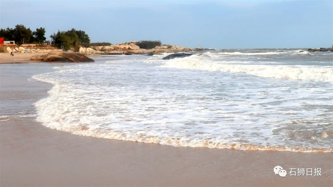 风劲潮涌浪高起，石狮海湾大风歌