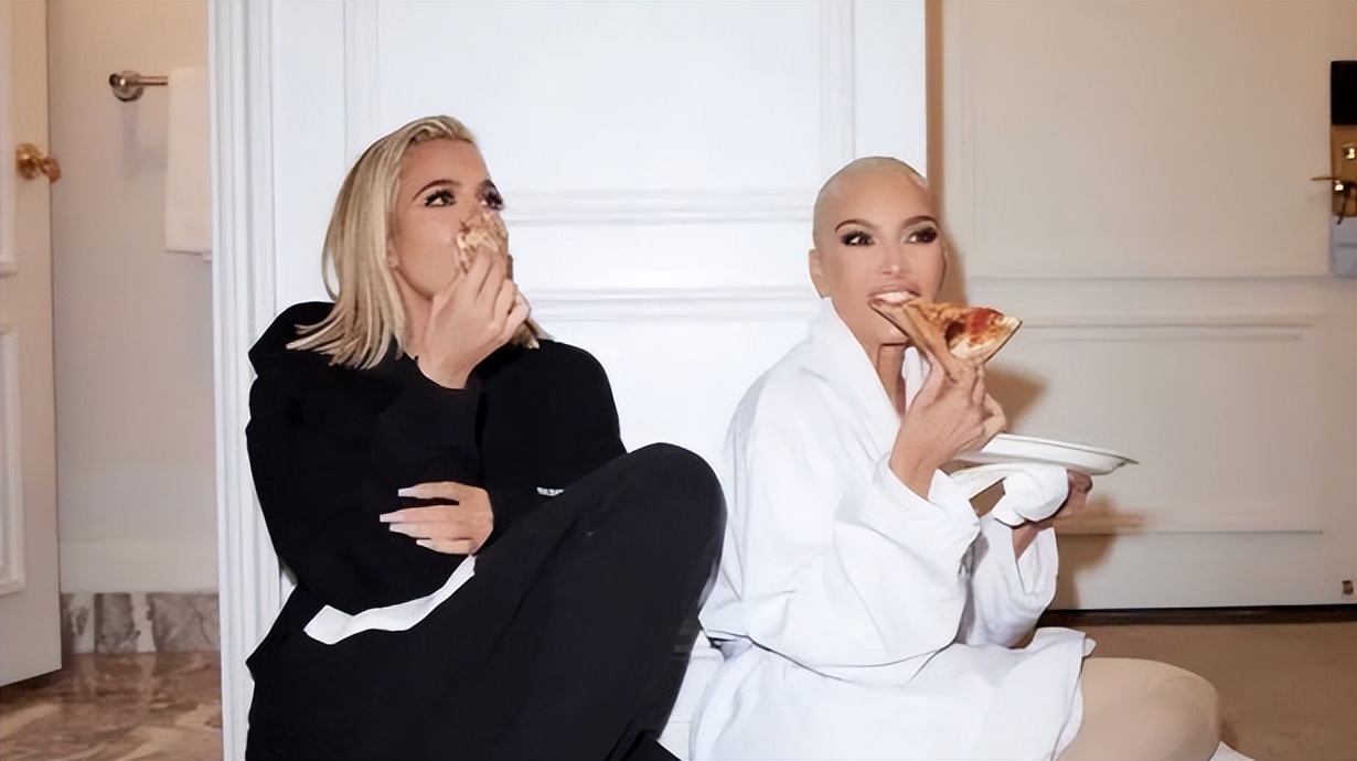 金和克洛伊用食物道具“假吃”披萨遭质疑，网友们真假难分
