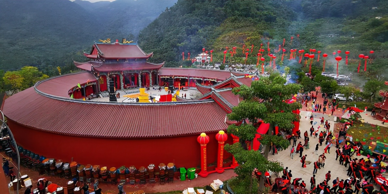 福州山区发现一座巨型土楼，里面装修太豪华了，吸引很多村民围观