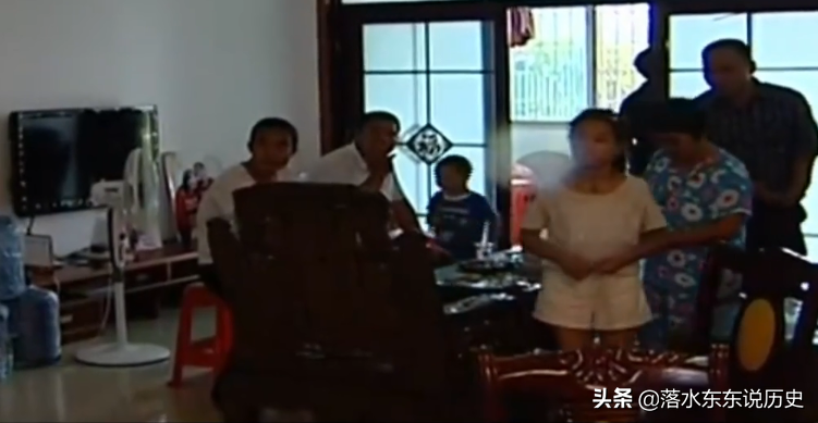 湖南19岁养女高考金榜题名，私下却与富爸爸相认，被骂忘恩负义