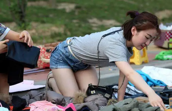 本科毕业摆摊卖煎饼果子火了，网友纷纷留言，这届网友真实得很