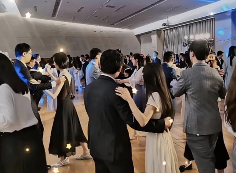 清华舞会照片曝光，俊男靓女引人注目，却被嘲是“留美预科”学校