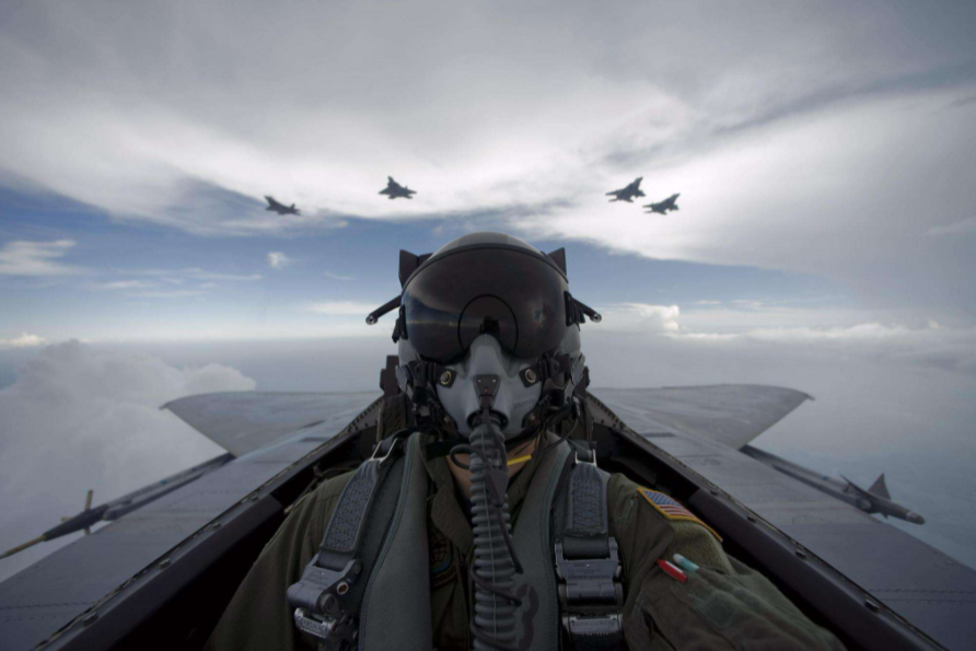 16秒生死抉择：为救村庄，飞行员李剑英三次放弃逃生，坠机而亡