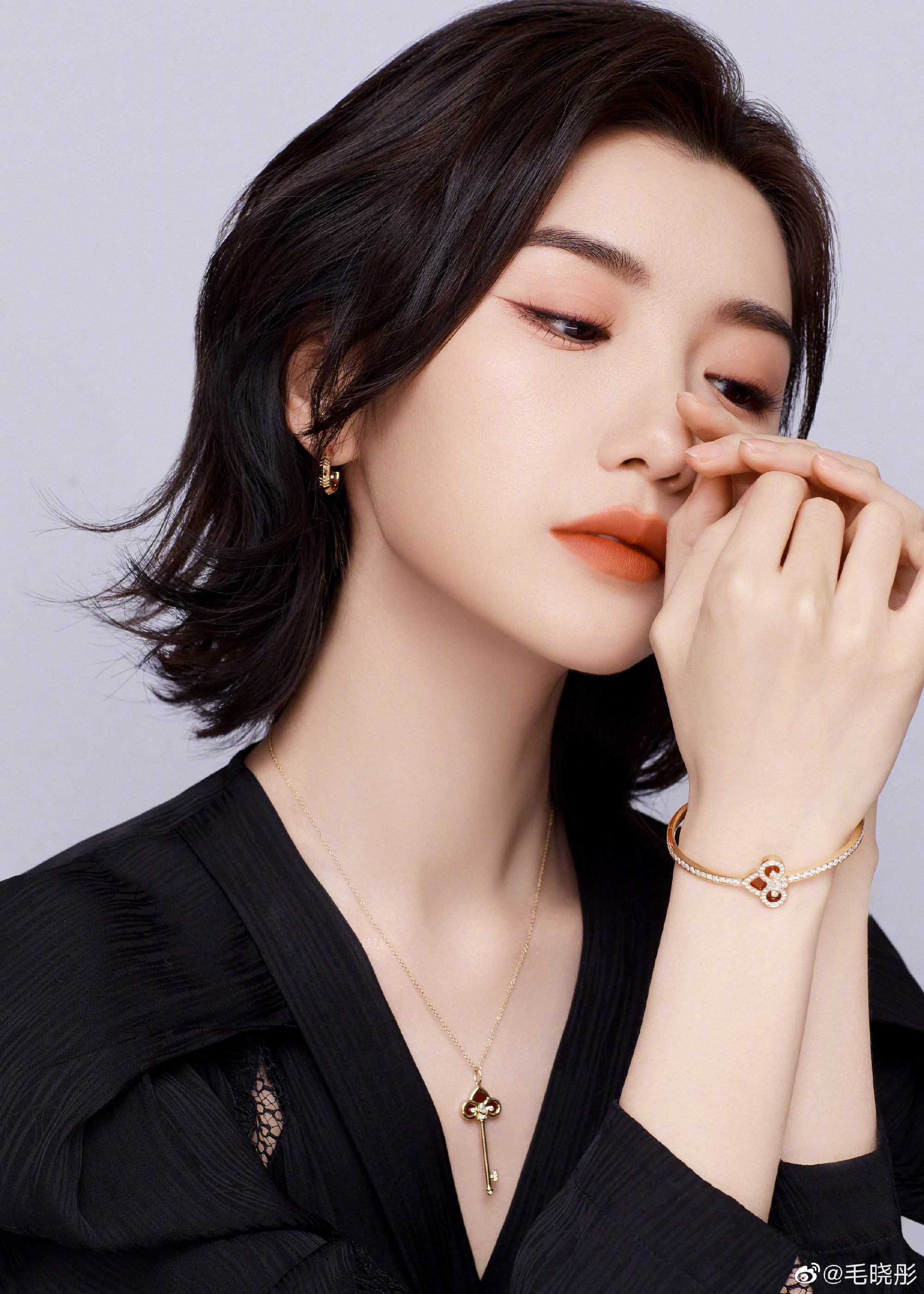 美女毛晓彤晒写真图,戴着珠宝妆容精致,让人怦然心动啊