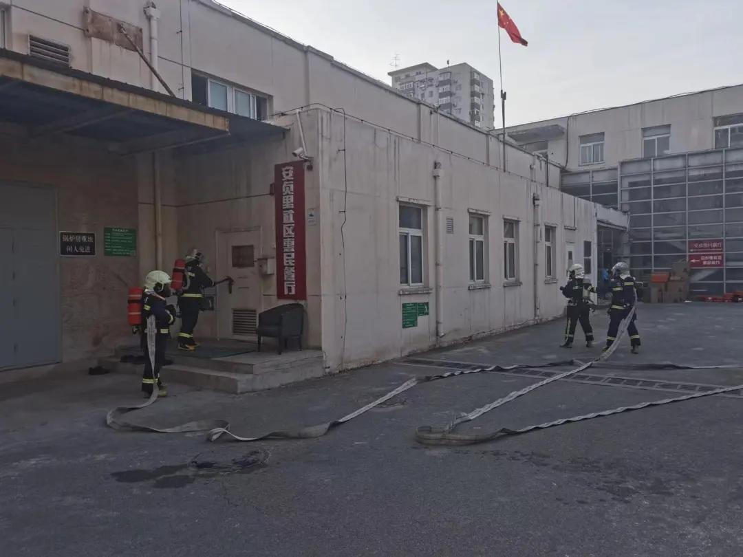 为了人民群众的平安幸福，“火焰蓝”化身“战疫白”