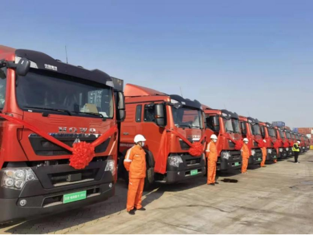 助力智慧运输，30台中国重汽豪沃TX电动集卡牵引车交车