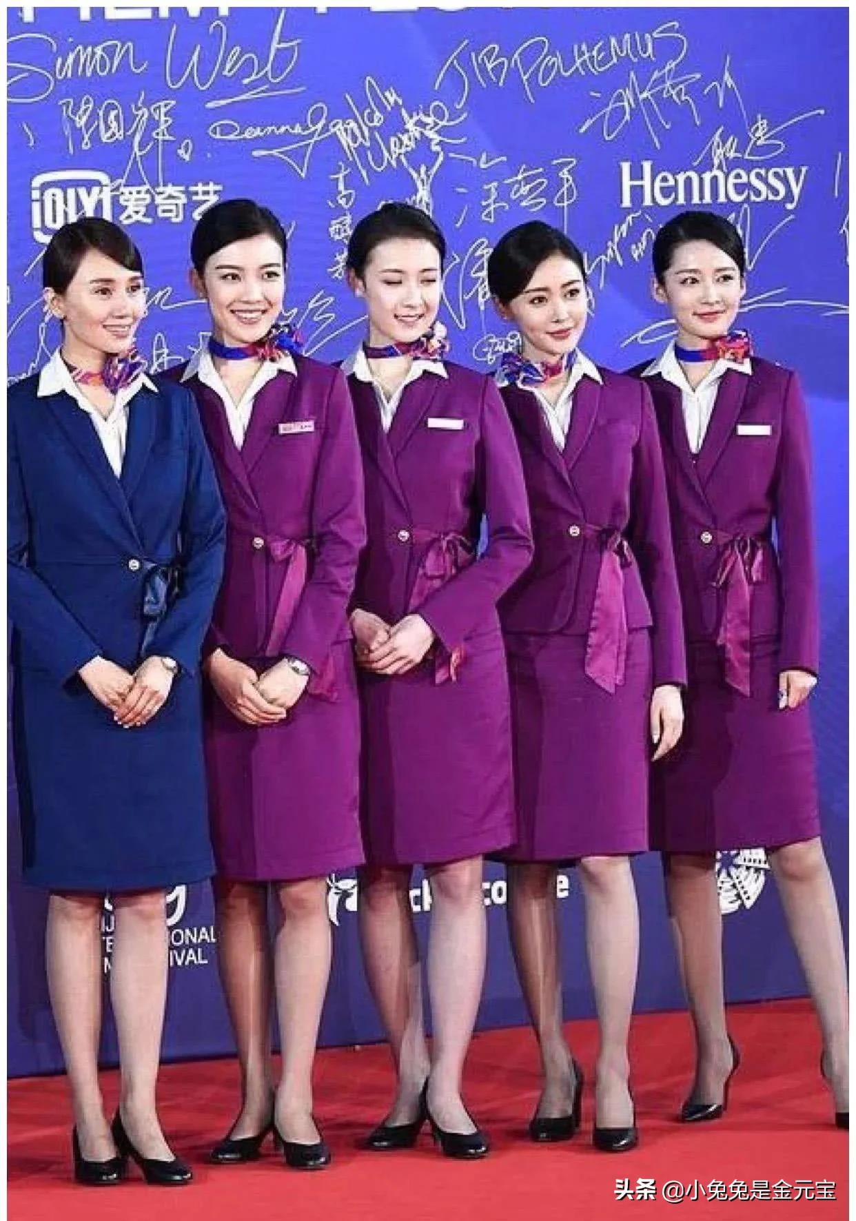 《中国机长》中的女乘务员，气质很出众