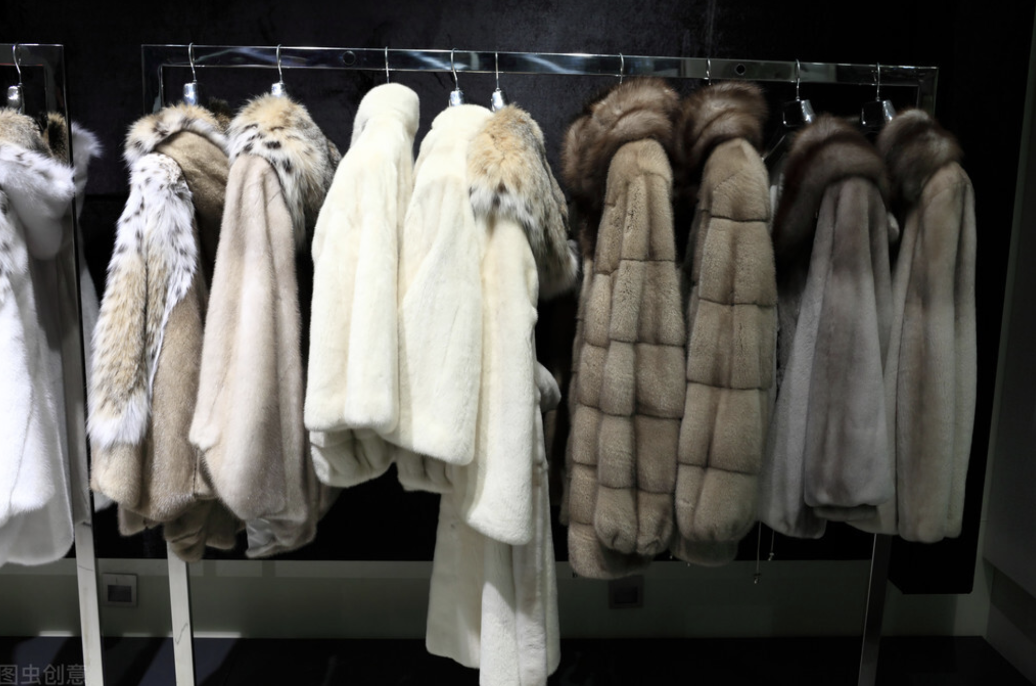 曾万元一件的裘皮大衣，如今几千就能买，为啥穿的人越来越少了？