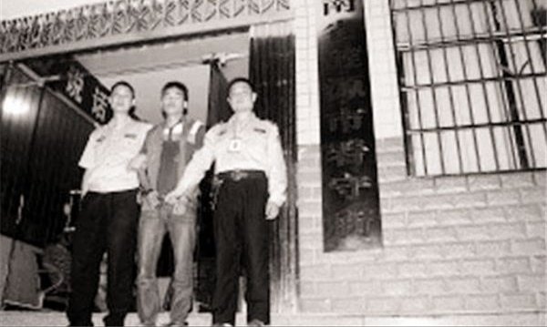 2013年，18岁高三学生花60万雇凶弑父杀姐，姐姐临死仍锁门护弟弟