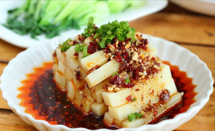 丝娃娃丝娃娃其实就是一种春卷,饼皮是用大米面粉制成的,里面裹着蔬菜