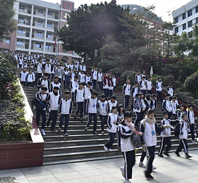7年前，反杀校园霸凌者的十五岁少年陈泗翰，出狱后梦想成为律师