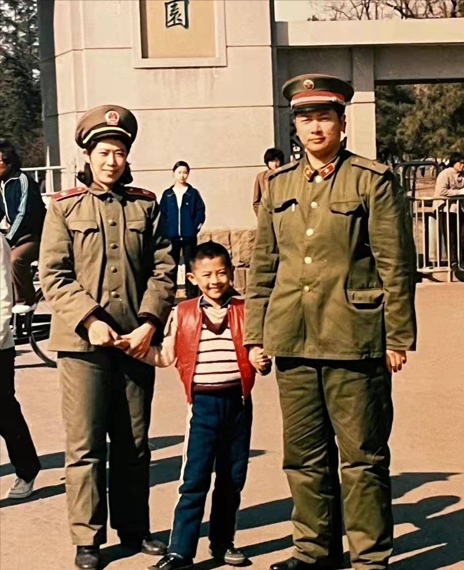 印小天与哈林娜离婚5年：他在悲痛中送走父亲，她单身带着儿子