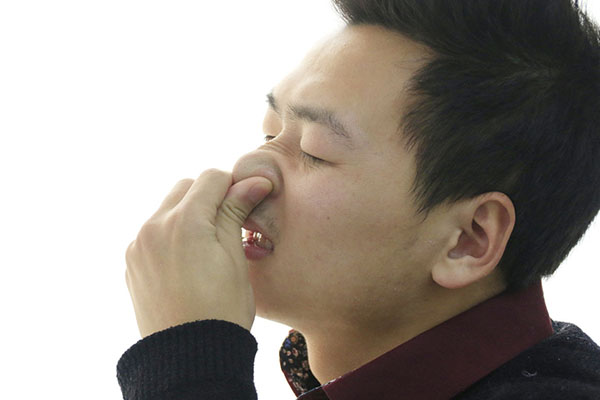 挖鼻孔、剔牙、拔倒刺，看似没事却暗藏危险的习惯，你占了几个？