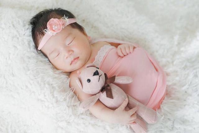 1-3个月的宝宝这样练习抬头