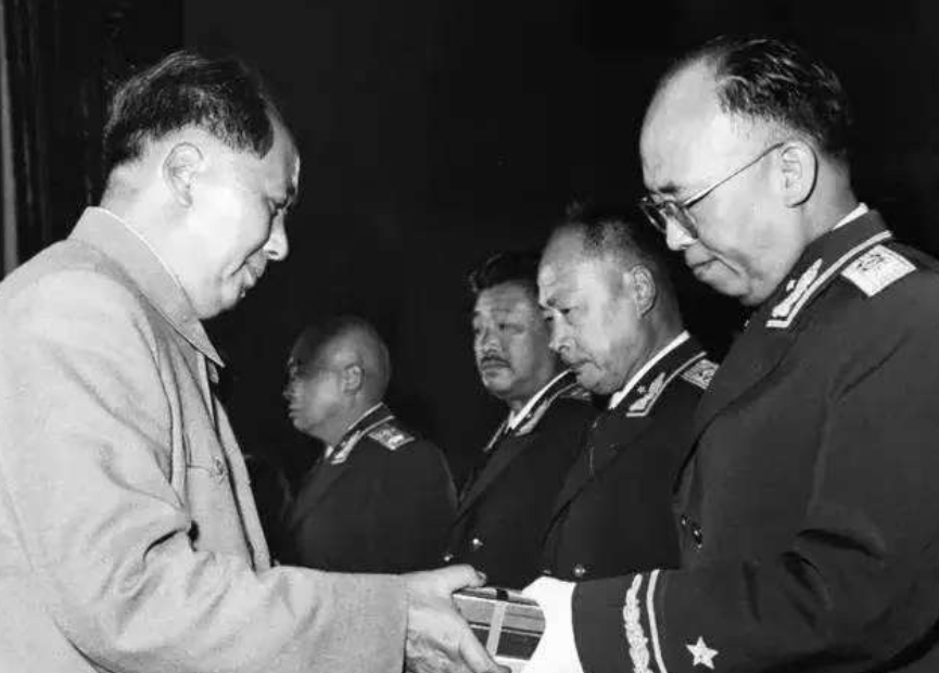 为何毛主席能统领群雄？看开国元帅怎么说，贺龙直接、叶剑英中肯