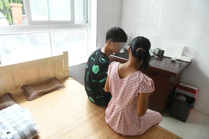 看哭了！阜阳18岁少年带着妈妈打工