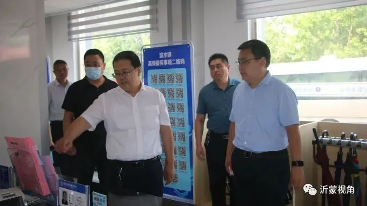 平邑市行政审批服务局党组成员、副局长赵从佗一行到温水镇调研