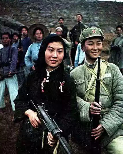 解放战争中的蒋介石，提供32万挺机枪280万兵源，不久后开往朝鲜