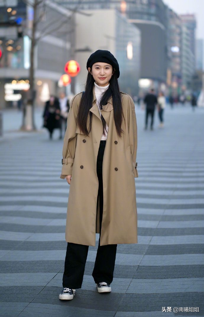 穿风衣配什么内搭好看?看素人街拍就知道:裙子和裤子的差距真大