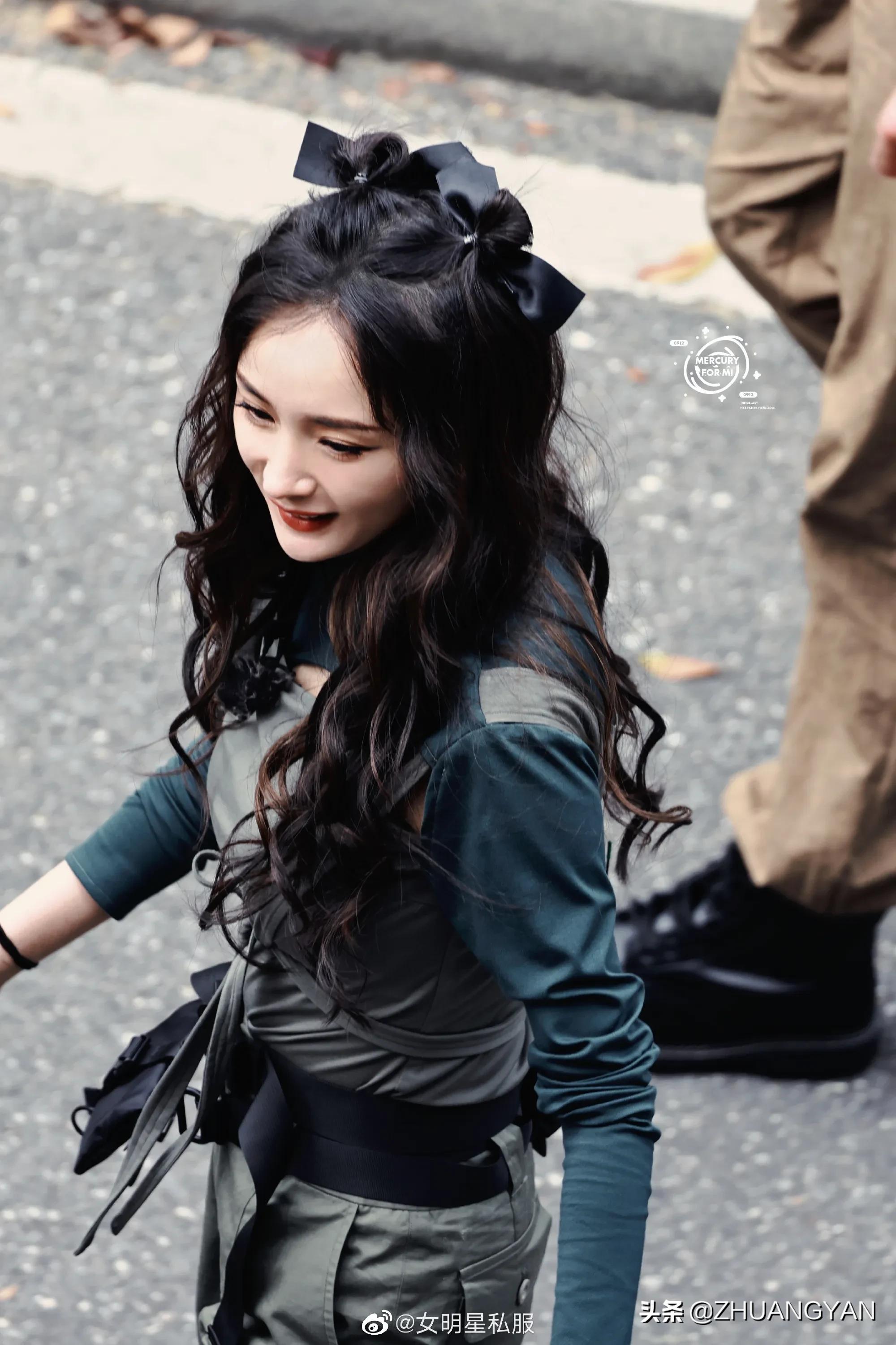 杨幂密室大逃脱的路透照公开，长得美身材辣，走起工装风又甜又酷