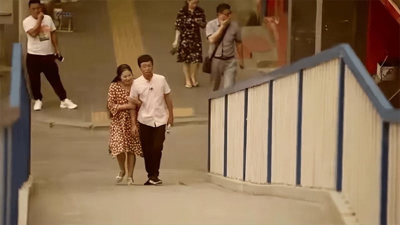 21岁战士救火毁容，女白领不顾反对嫁他，结婚时市长和首长都来了