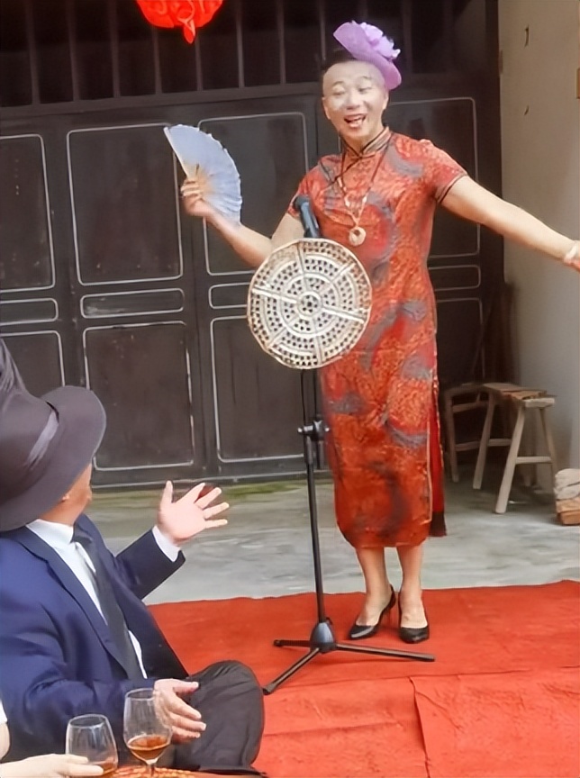 爱表演的生哥：模仿老太太走红圈粉400万，被赞“第二个宋小宝”